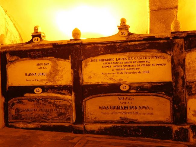 どんどん奥へ入っていくと、大勢の修道士たちが埋葬されている部屋へ。<br /><br />棺にはどくろが乗っていて、朝早い時間で、ほとんど貸し切り状態で廻っているので、ひとりでなんだか冷えてくる。<br />一番奥には、床下をのぞけるスペースがあり、のぞき込むと無数の骨が床下を埋めていた。