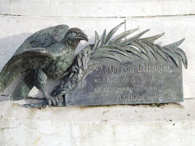 像の足元。<br />この像は、エンリケ王子。