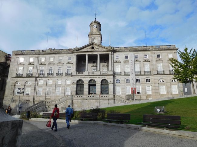 ボルサ宮正面。１０時のツアーに参加する人たちが待ってるようだ。