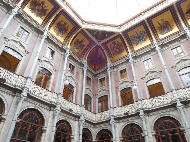 床も壁も美しい広間。<br />天井がガラスなので、光が入って明るくて美しいこと。