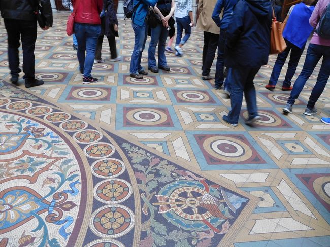 さあ、案内人の若い女性スタッフに率いられてみんなで入っていきます。