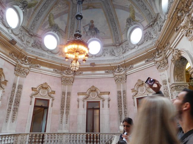 天使が、ずっと天井へ昇っていってる。