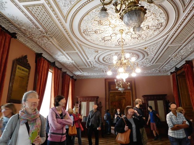 五つほどの部屋を順番に廻っていく。<br />どの部屋も美しい装飾。