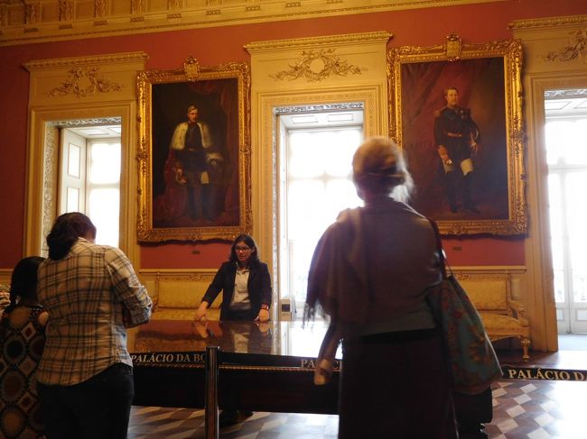 この部屋は、この巨大で美しい机が見もの。<br />この、ガイドのお姉さんもここが一番好きだと。