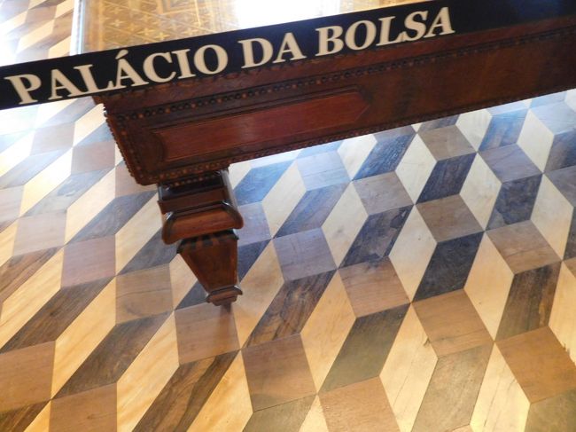 足元の寄木の床は３Dのようで浮かんで見える。