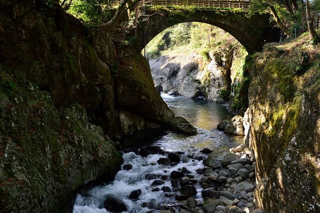 念仏橋<br />昔から両岸の往来に困っていたいたため、地元の住職が私財を投じて木橋を作ったそうです。ただし木橋は洪水などで流されたため、昭和３年に現在の石橋アーチが架けられたそうです。<br />