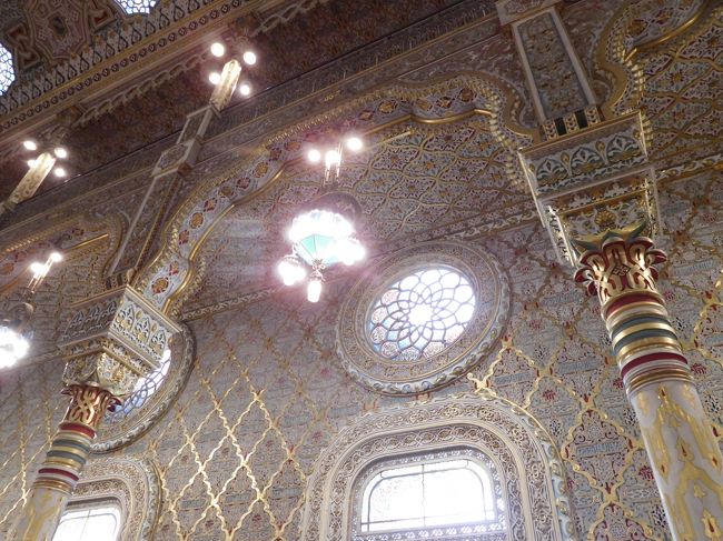 最後の大広間、アラブの間。ツアーのハイライトだ。<br />アルハンブラ宮殿に似せて造られた、というアラベスク文様が、四方壁一面を囲んでいて、ため息が出る豪華さ。