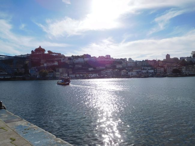 さあ、ボルサ宮を出るとドウロ川はすぐ。<br />昨日一日堪能した川と橋だけど、またやってきました。<br /><br />というのも、ドウロ川クルーズも是非したくて、<br />ワイナリーと反対の岸にはクルーズ船がたくさん停まっているけど、どこへいけばいいんだろう、と、昨日通りがかったインフォメーションに入って聞いてみたんです。すると、場所を教えてくれ、今日はもう夕方だから明日の午前中がお勧め、ここでチケット発券できますよ、と今日のチケットを発行してくれたのです。<br />ポルトカーでの割引があり、ちょうど１０ユーロ。<br /><br />川面に太陽がキラキラ美しい。わぁい、クルーズ日和だ♪