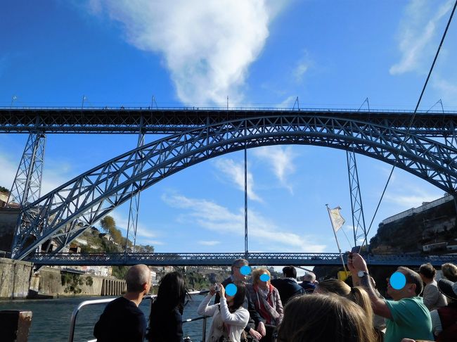 さあ、私たちの船も出発。<br />昨日、あの上を歩いた、ドン・ルイス一世橋をくぐります♪