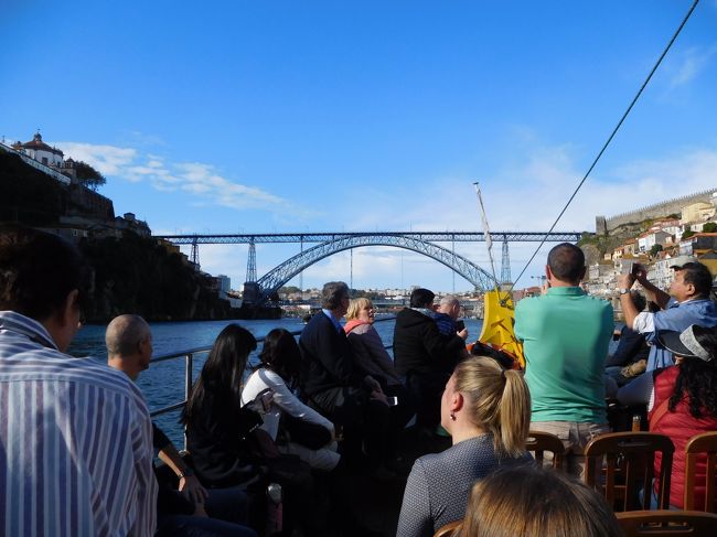 船の中は、日本人のツアーのみなさんもいた。<br /><br />これは、ドン・ルイス一世橋をくぐって、次の３つの橋をくぐって、またドン・ルイス一世橋の方へ戻っているところ。