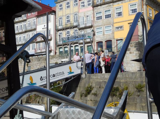 船が岸壁についてツアーも終了。<br /><br />このツアーは、ワイン試飲サービスもついているのだけど、それは、また、橋を渡って、向こう岸のワイナリーの方へ行かないといけない。<br />昨日乗ったロープウェイにも、ワイン試飲券がついていたのだけど、橋のたもとに戻ってきたし・・と使わなかった。<br />今思うと、どちらも使わずもったいなかったかな。