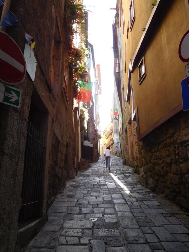 ドウロ川からサン・ベント駅に向かって歩きます。<br />ポルトガルの国旗がハタハタと。