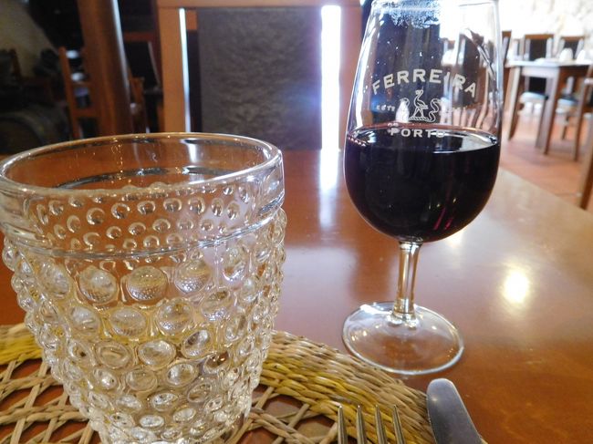 そろそろお昼。<br />ランチメニューが店先に出ていたお店に入ってみる。<br />ポルトワイン美味し♪