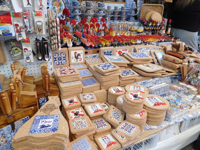 まさにポルトガルのお土産。<br />こういうお店が何軒か並んでるところを過ぎると、レストランがいくつかあり、たくさんの人がランチ中。<br />
