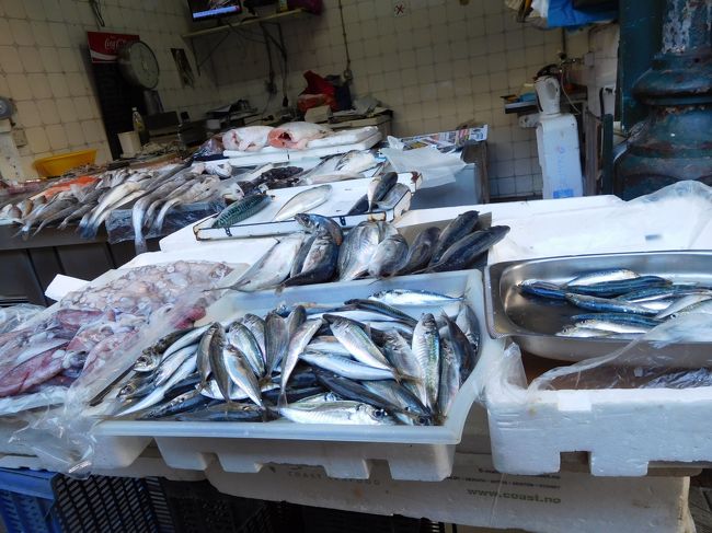 食事ができるエリアを過ぎると、生鮮食品売り場があるけど、閑散としている。<br />もう午後だからかな。