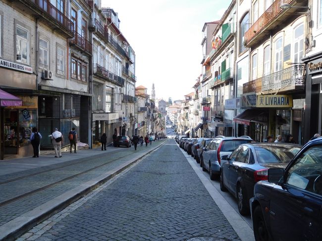 クレゴリス教会へ向かって下り坂。