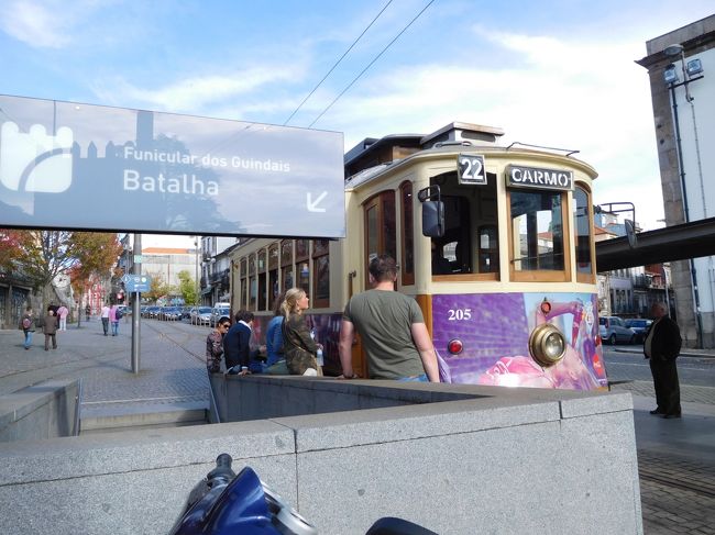 ポルトカードで乗り降り自由だから、思ってたのと反対方向へ行っても、また向こう側から乗って戻ってくればよいんだけど、この２２番は、じきに、ドウロ川に近い終点に来てしまい、そこからは、サン・ベント駅も近いので、歩いて一度ホテルへ帰ることにする。<br /><br />この左の矢印は、ドン・ルイス一世橋のたもとへ行く、ケーブルカー（フニクラ）乗り場。