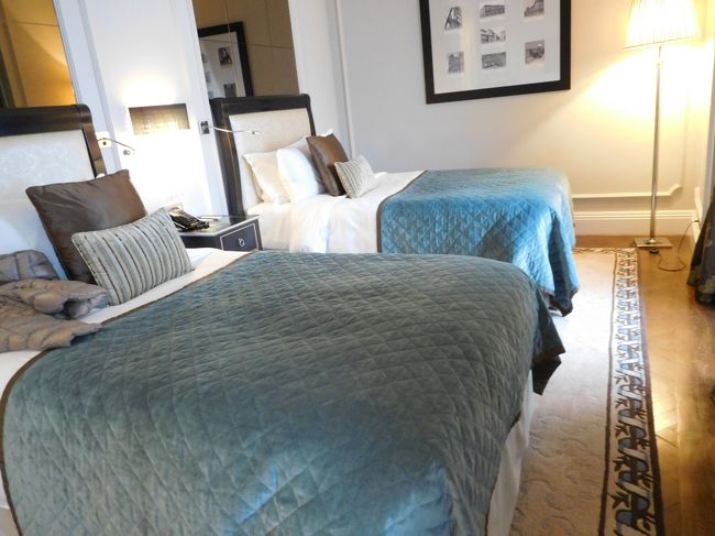 ホテルに帰ると、朝チェックインした時の女性スタッフがいて、また、フルネームで名前を呼んでくれ、部屋のカードキーを渡してくれる。<br /><br />部屋は、広々として、大きなベッドが二つ。