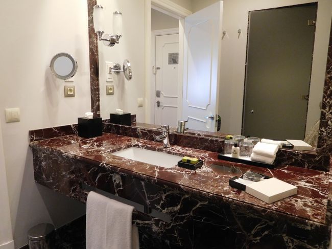 バスルームは広々としてて、各種アメニティがそろってる。<br /><br />冷蔵庫にお水にティーセットに、ないものはない。