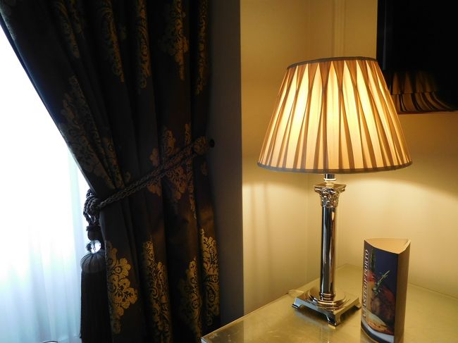 バスルームの大理石の色と似た色合いの、シックなカーテン。