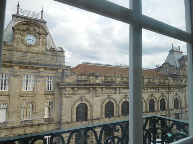 広い窓から外を見ると、サン・ベント駅が目の前。バルコニーにも出られる。<br />わぁ嬉しいな♪<br /><br />インターコンチネンタルは、リベルダーテ広場に向かって立ってるから、<br />この部屋は角っこ、というか反対側なんだけど、いい眺め、満足。