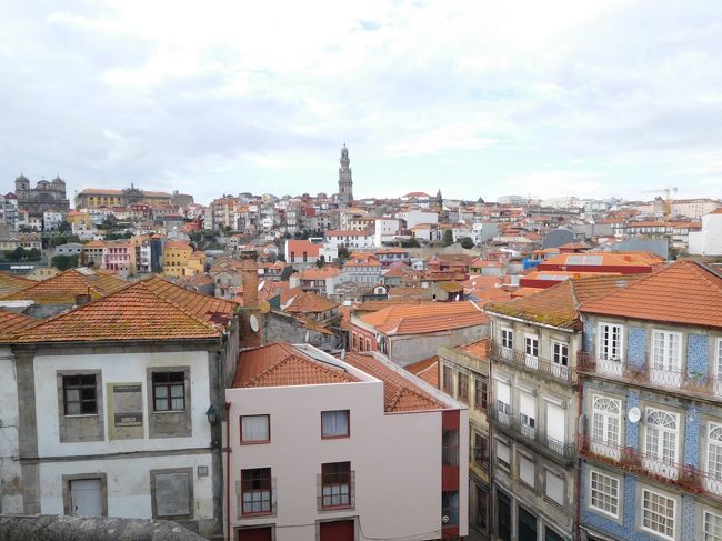 カテドラルの前庭から眺める市内。クレゴリス教会の塔が目立つ。