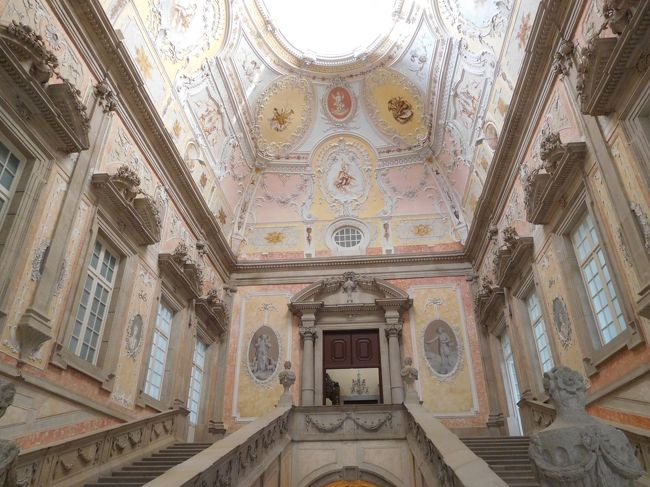 ５時に戻り、館内ツアースタート。<br /><br />まず、建物入って、階段上がったところの間、美しい♪