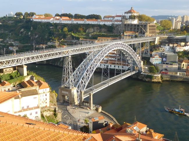 そうして最後に、ドン・ルイス一世橋が見える部屋の窓から、みんなで眺めを楽しむ。ツアーは３０分ほどで終わって、彼女たちも、この後リスボンへ行くそうなので、また会えるかも、良い旅を！と話してお別れ。<br /><br />しかし、あれあれ？回廊も美しいアズレージョも見なかったな、おかしいな、と思いながら、その日も終わり、旅も終わり、今こうやって思い起こして、調べて、<br />あらら、この建物は、カテドラルではなかったんだ、と気づいた！<br />カテドラルの美しい回廊は、カテドラルに入って、祭壇の右側のドアから進むんだと。あ～全然気が付かなかった、残念無念。<br />それでは、ツアーで廻ったあの建物は何だったんだろう、と調べるに、さっぱりわからない。美しい部屋もたくさんあったのに、観光名所として全く出てこず不思議な気分。グーグルマップで見ても、とても大きな建物なのに。<br /><br />しかしながらまた検索してようやくわかりました。<br />『エピスコバル宮殿』（聖公会宮殿）というんだと。<br />昔は、司教たちの住居として使われていたとか・・しかし、赤の間、緑の間の説明は少し覚えてるけど、あのガイドのお兄さんがどういう話をしていたか、あの時もだけど、今もさっぱりわからず、あの建物がどういう歴史だったのか、どういう目的で使われているのか、カナダ人の彼女たちは特に興味があったのか・・よくわからない。