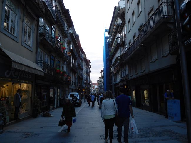 日も暮れてきたので夕食にしよう、と、<br />サン・ベント駅から広がる通りの、まだ通ってない通りをブラブラ。
