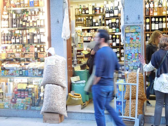 こっちでも、今落花生がとれるのかしら。<br />ポルトはやはり小さい町で、このお店で、昼のクルーズ船で一緒だった白人母娘に会う。私もここでポルトワインを買う。