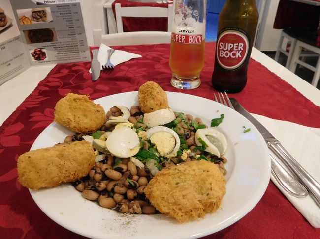 小さい食堂のような店で、バカリャウのコロッケとビールで夕食。<br /><br />コロッケはサクサクで美味しかった。<br />ビールは、これがポルトガルで一番ポピュラーらしいけど、かなりあっさりした味。
