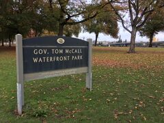食後にTom MacCall Waterfront Park(トム　マッコール　ウォーターフロントパーク)を散策

ポートランドの繁華街から徒歩数分しか離れていないのに、とても静かで緑あふれる空間です。