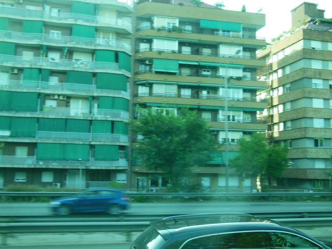 さあ！<br />いよいよスペイン旅行開始です。<br /><br />空は青空、とっても良い天気(^-^*)<br /><br />さて、バスに乗って最初に気になったのは<br />ビルのベランダの日よけ（？）<br /><br />ガイドさんのお話では、スペインは気温は<br />東京より高いけれど、湿気が少ないので、陽ざしを<br />遮ると、お部屋の中は冷房もいらないくらい<br />涼しいそうです。<br /><br />