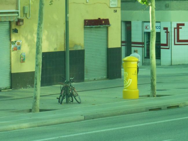 スペインのポストは黄色なんだ～。<br /><br />でも、形は、日本の昔のポストに似てる！<br /><br />