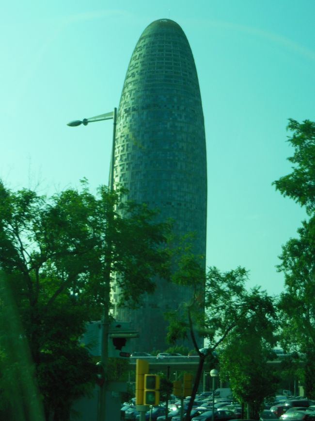 ワっ！　何？<br /><br />あのロケットみたいなビルは。<br /><br />見るものすべて珍しくて、キョロキョロ、<br />カシャカシャ（カメラのシャッターの音です(^-^;）<br /><br /><br />