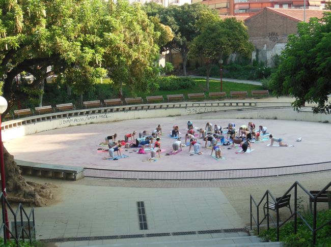 広場に集まってストレッチ（？）している集団が・・<br /><br />中国で、広場に集まって太極拳をしている人たちは<br />見たことがあるけど・・・<br />スペインでも似たようなことをしているのね。<br /><br />