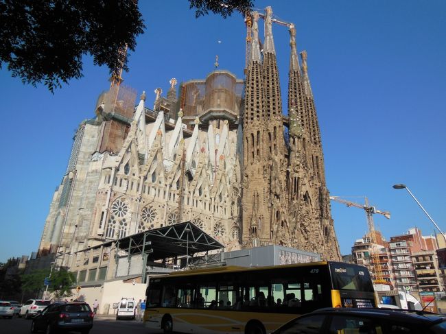 スペイン最初の観光は<br /><br />世界遺産のサクラダファミリア。<br /><br />言わずと知れたガウディー設計で、1882年の着工から<br />完成までに300年はかかると言われている、未だ建築中の<br />未完成の教会。<br /><br />