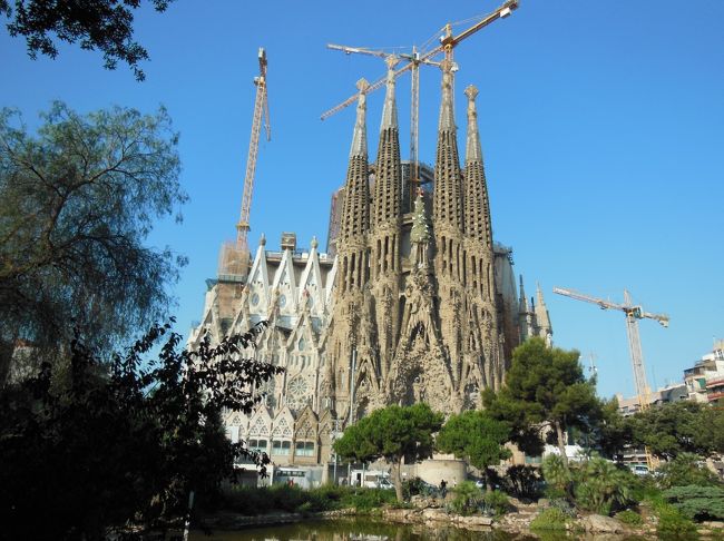 朝早くホテルを出た（記録だと7:45ホテル発）ので<br />まだ教会には入ることができないという事で、<br />サクラダファミリアが良く見えるという公園に。<br /><br />わ～！綺麗～。<br /><br />工事中ですね～。<br /><br />