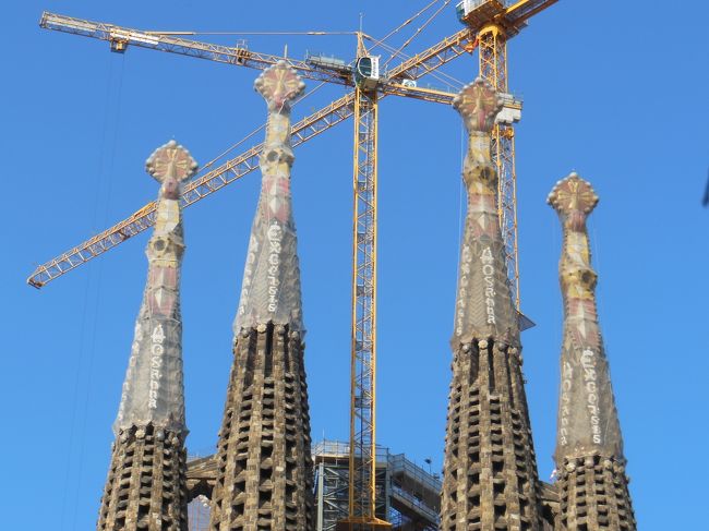 上の方には大きなクレーンが活躍しているようですね。<br /><br />