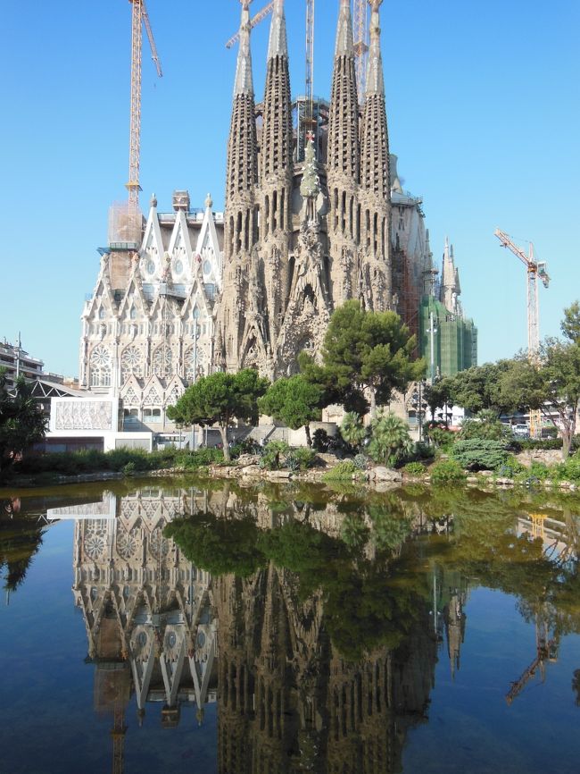 逆さ富士ならぬ逆さサクラダファミリア。<br /><br />綺麗！<br /><br />青空で良かった～。<br /><br />