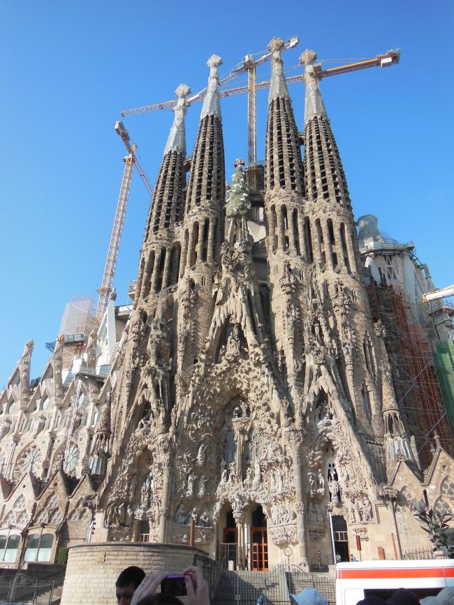 教会の近くに来るとやっぱり大きい。<br /><br />