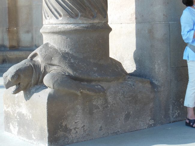 入り口の柱は亀さんが支えています。<br /><br />重そう・・・<br /><br />向かって右側の亀は口を大きく開けていますが<br /><br />