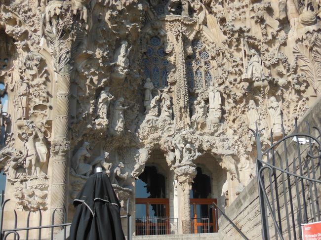 生誕の門には繊細な彫刻が施されています。<br /><br />