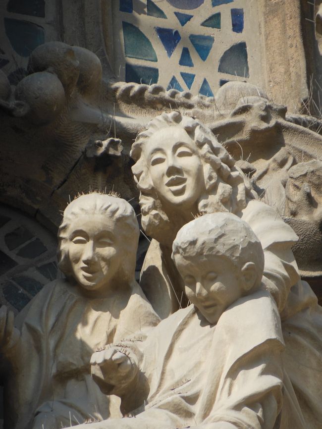 こちらの家族（？）は日本人っぽくないですか？<br /><br />なんと、サクラダファミリアの主任彫刻家は<br />外尾悦郎さんという日本人なんだそうです！！<br /><br />すごい！<br /><br />