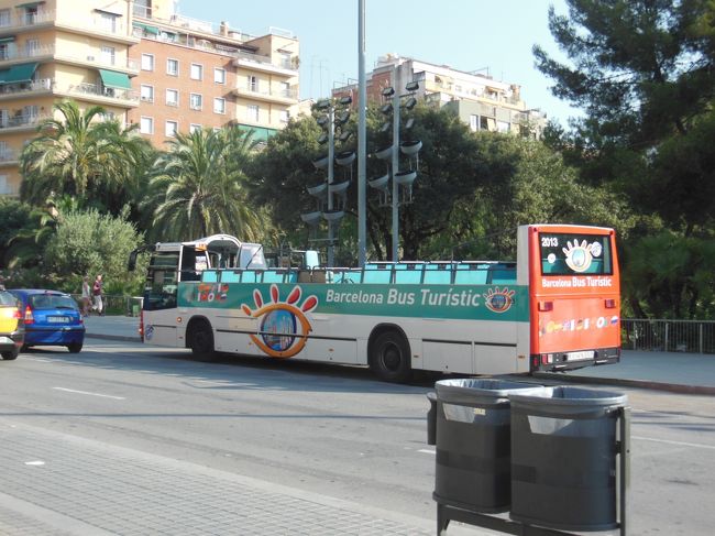 そろそろ開場時間が近づいたので<br />サクラダファミリアへ向かいます。<br /><br />屋根のないバスが走っています。<br /><br />今はまだ人が乗っていませんが、観光客向けの<br />バスなんでしょうね。<br /><br />