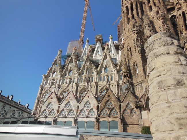 いくつもの塔が重なり合っています。<br /><br />さて、いよいよ中に入れるようです・・・。<br /><br /><br />