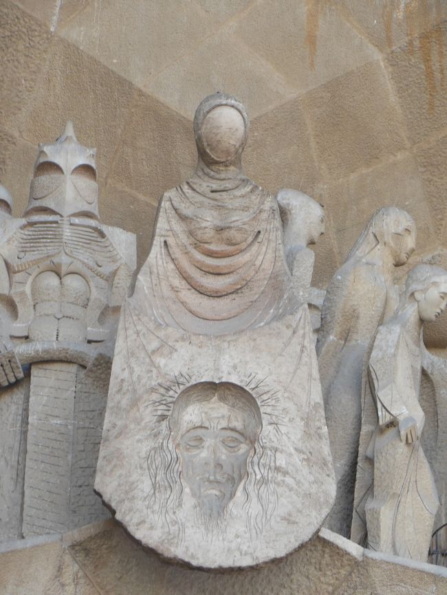 写真中央はイエスの汗を拭った聖なる布を持つ聖者ベロニカ。<br />布に残ったイエスの顔の跡が彫りこまれています。<br /><br />