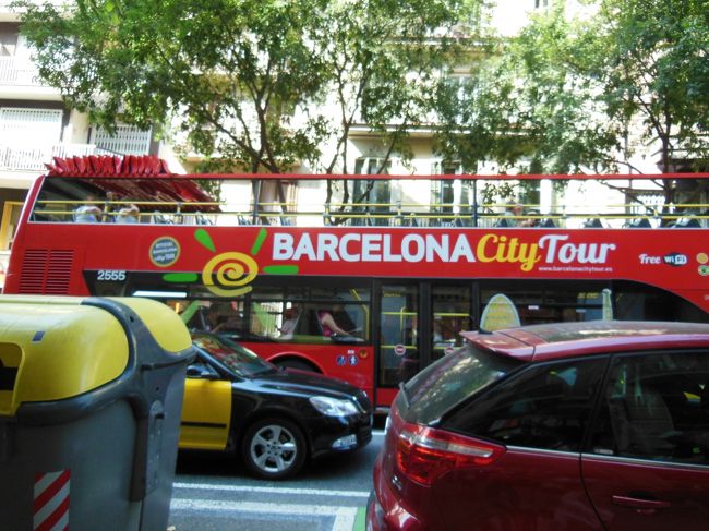 これも観光客用のバスでしょうか。<br />今度はお客様が乗っているようです。<br /><br />