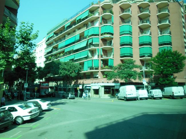 車窓から。<br /><br />やっぱりベランダには陽ざし除け。<br /><br />