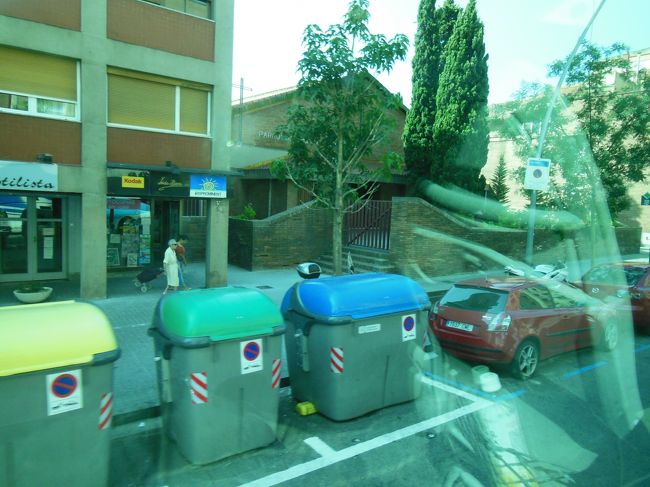 大きなゴミ箱が置かれています。<br /><br />蓋の色で分別しているのでしょうか。<br /><br />